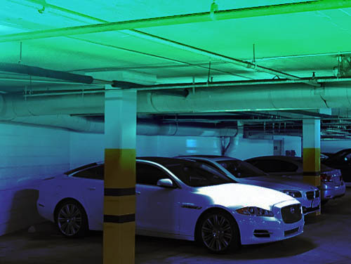 Voiture électrique et borne de recharge dans un parking de copropriété
