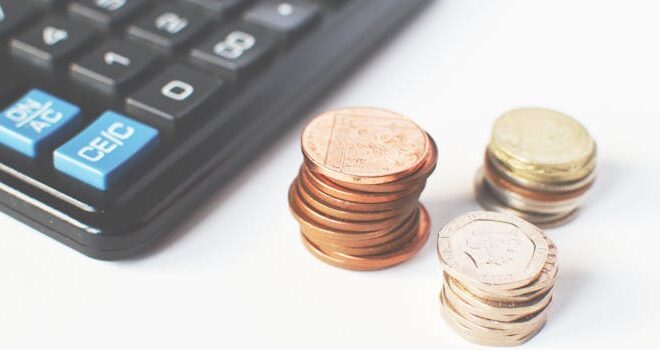 pièces de monnaie et calculatrice