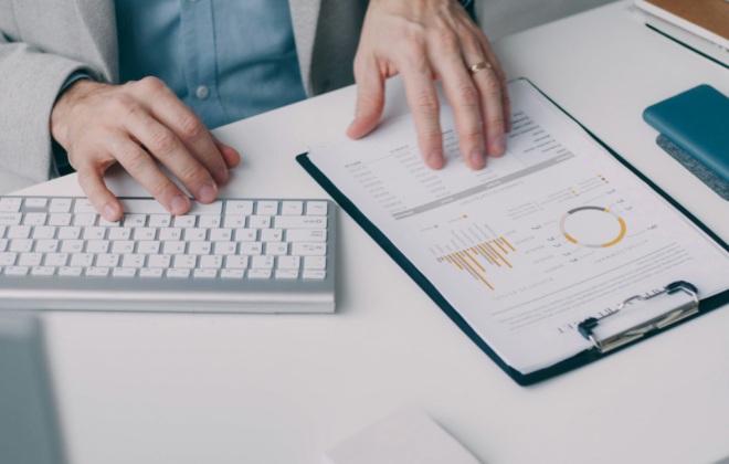 Persona che legge una bolletta elettrica. Foto di Vitaly Gariev