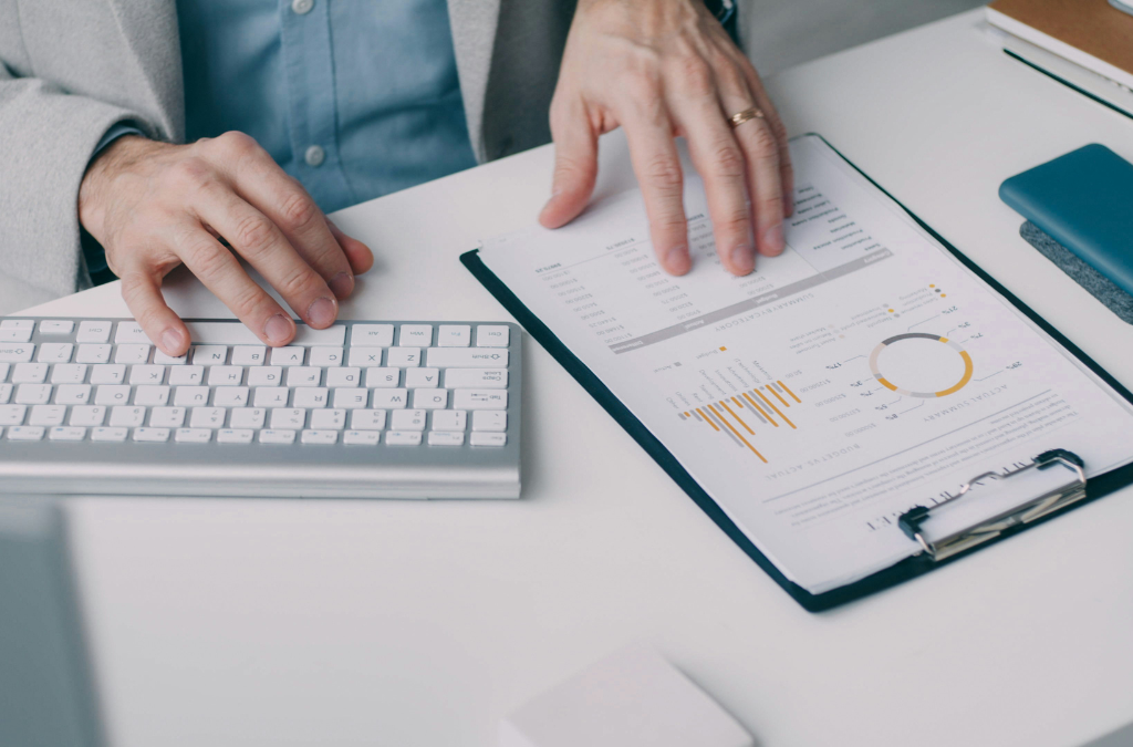 Persona che legge una bolletta elettrica. Foto di Vitaly Gariev